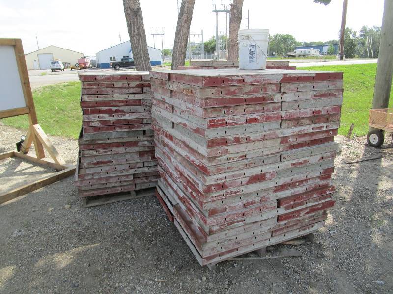 lot 81 image: Ellis 2x4 Wall Forms 125pcs & 1000 Wedges