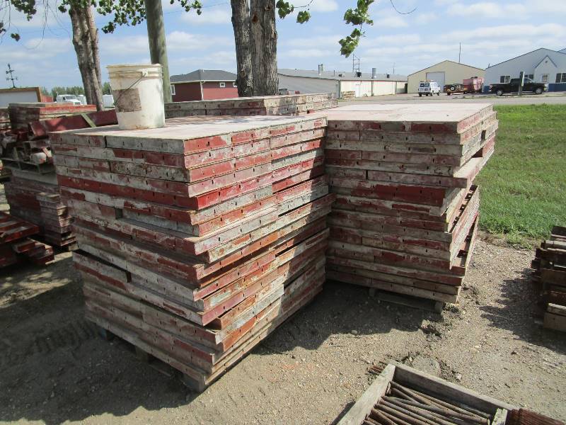 lot 82 image: Ellis 2x4 Wall Forms 124pcs & 1000 Wedges