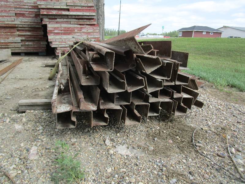 lot 84 image: Sidewalk Forms 10 Long 28pcs 50 Stakes