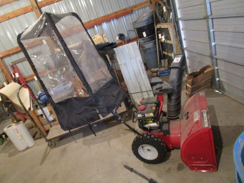 lot 205 image: 28 Yardmachines Snowblower