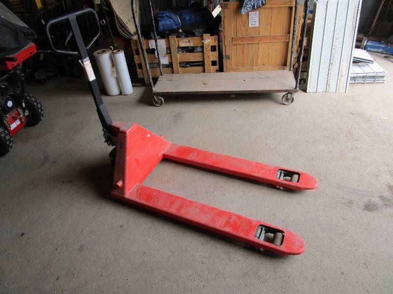lot 213 image: Mighty Lift 5500lb Pallet Jack