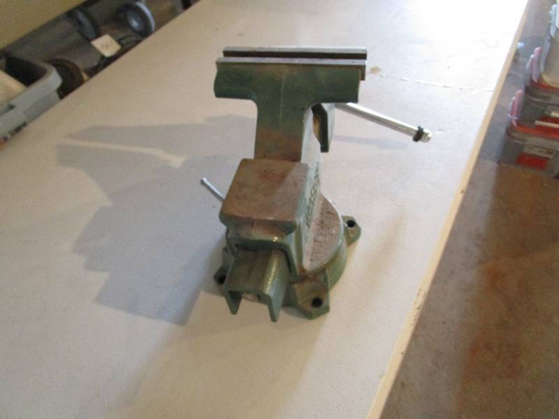 lot 222 image: 6 Bench Vise