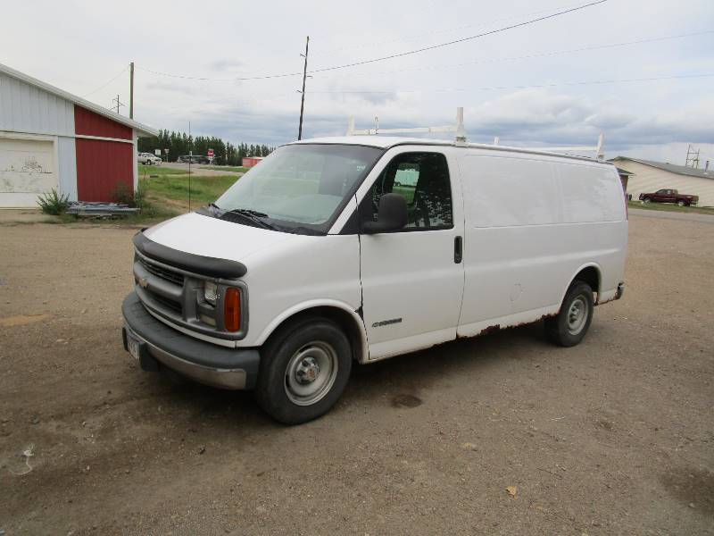 lot 9 image: 2001 Chevrolet Express 2500 Work Van