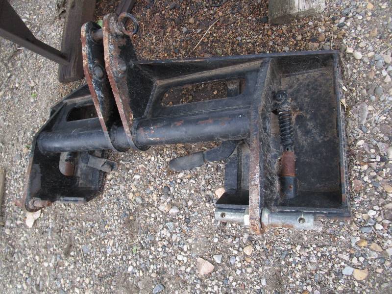 lot 332 image: 3 Point to Quick Tach Adapter