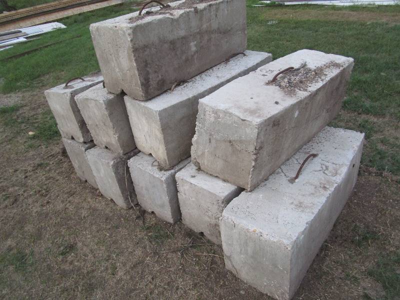 lot 351 image: 11 Concrete Blocks 16x15x44