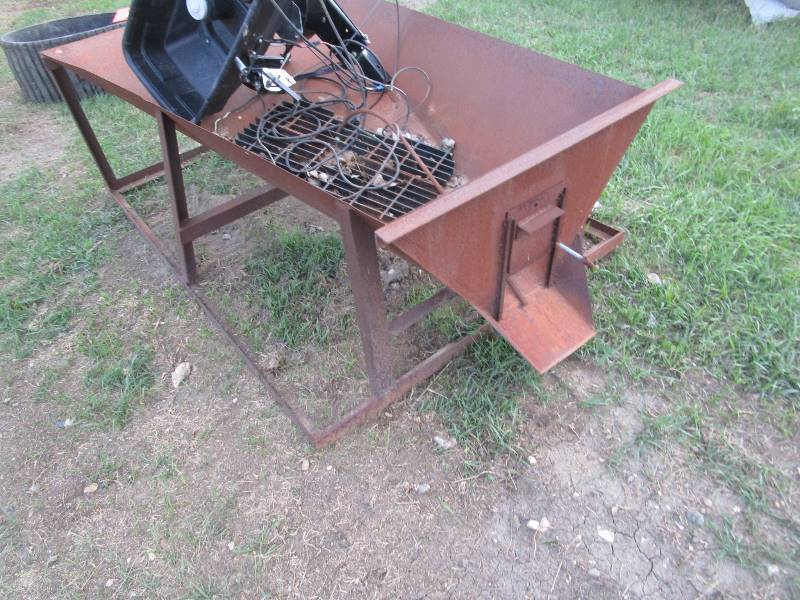 lot 361 image: Salt Box & Spreader