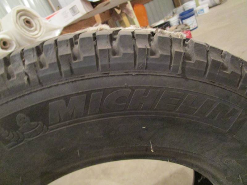lot 290 image: (Near New) Pickup Tire LT23580R17