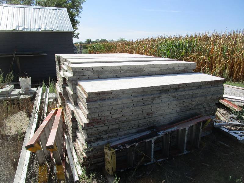 lot 120B image: 117 pcs Ellis & Symons 2x8 Concrete Forms