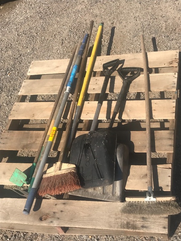 lot 44 image: Lot Of Assorted Hand Tools