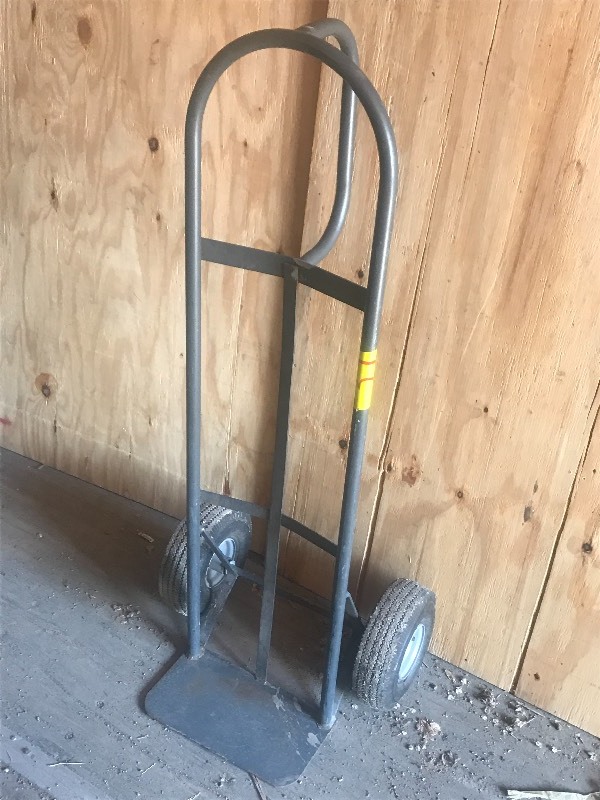 lot 39 image: Milwaukee Floor Truck