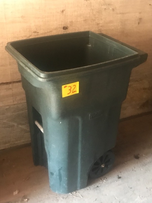 lot 32 image: Toter Wheeled Trash Bin