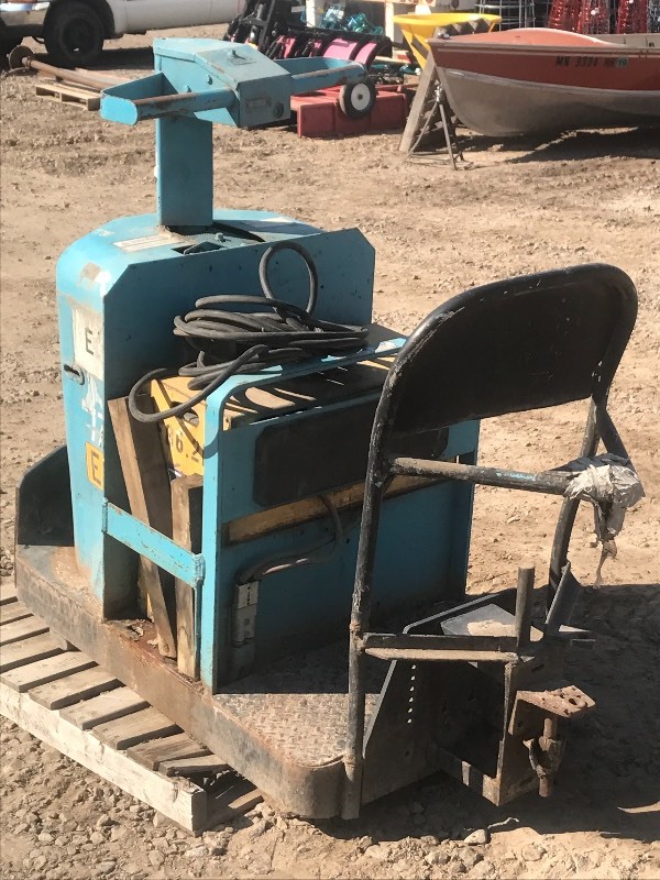 lot 14 image: Barrett Industrial Electric Tug-Truck