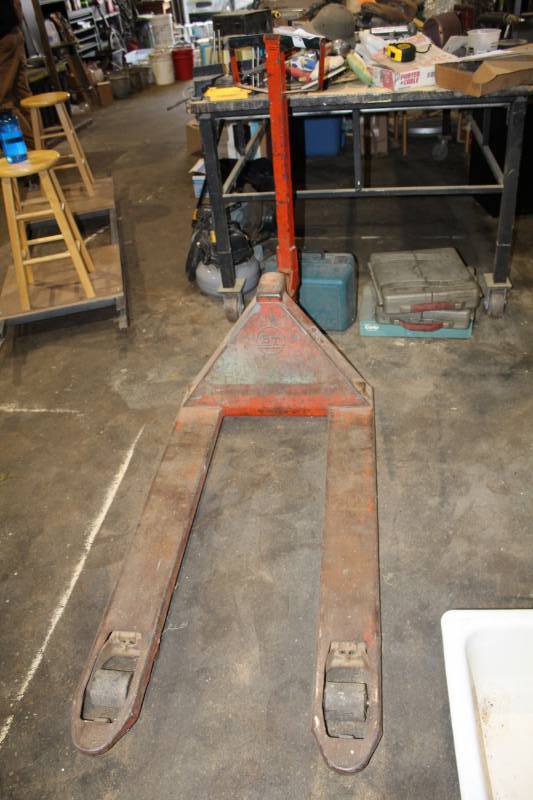 lot 9 image: Pallet Jack
