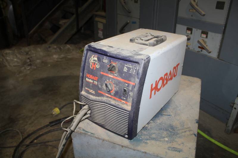 lot 12 image: Hobart Handler 175 Welder