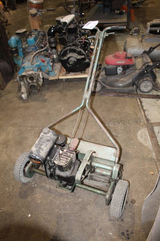 lot 18 image: National Mower Co. Push Mower w Briggs & Stratton 4-Cycle Gasoline Engine
