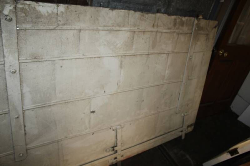 lot 21 image: Barn Door w Latch