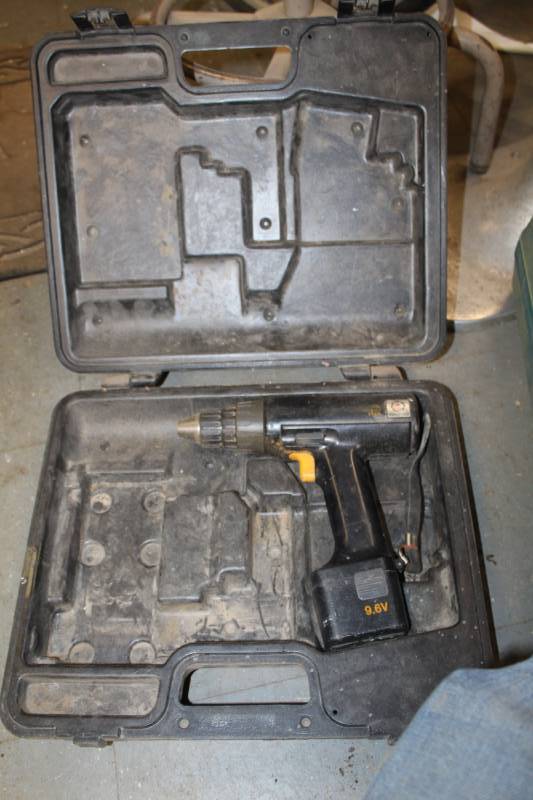 lot 611 image: Panasonic 9.8VDC Cordless Drill w Case, Battery
