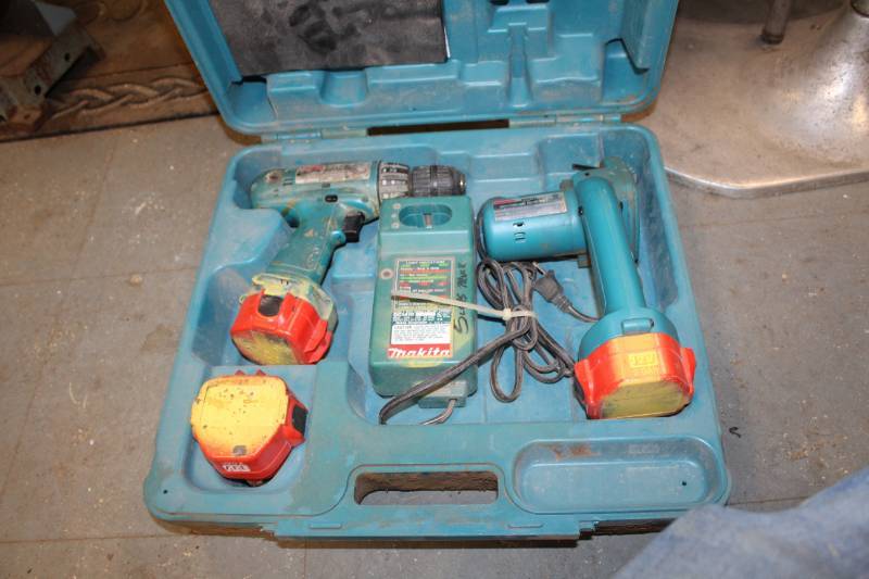 lot 607 image: Makita 12VDC Cordless Circular Saw, Cordless Drill w Case, Batteries, Charger