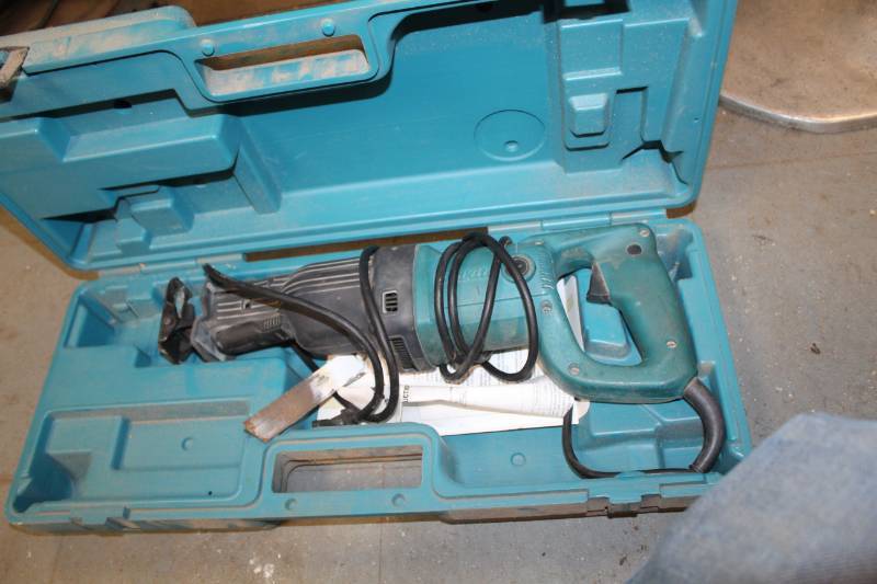 lot 609 image: Makita Reciprocating Saw w Case