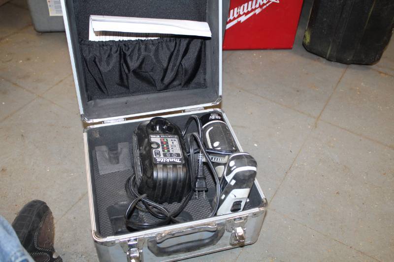 lot 614 image: Makita 10.8VDC Cordless Drill w Charger, Case