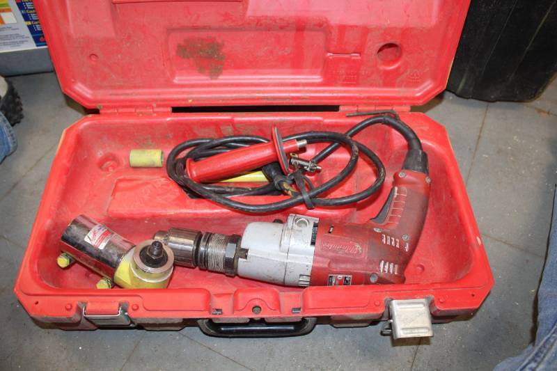 lot 606 image: Milwaukee Tools Magnum Hammer Drill w Case