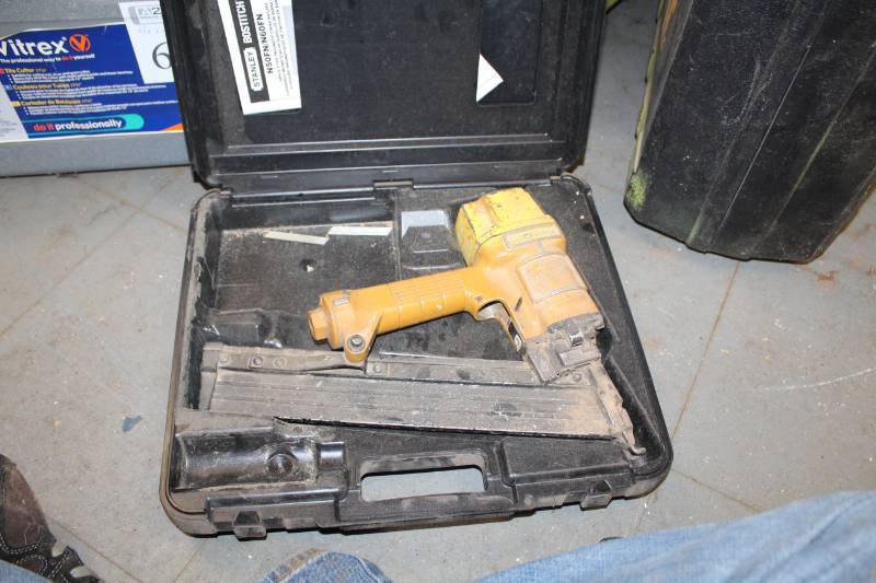 lot 612 image: Stanley Bostitch Pneumatic Nailer