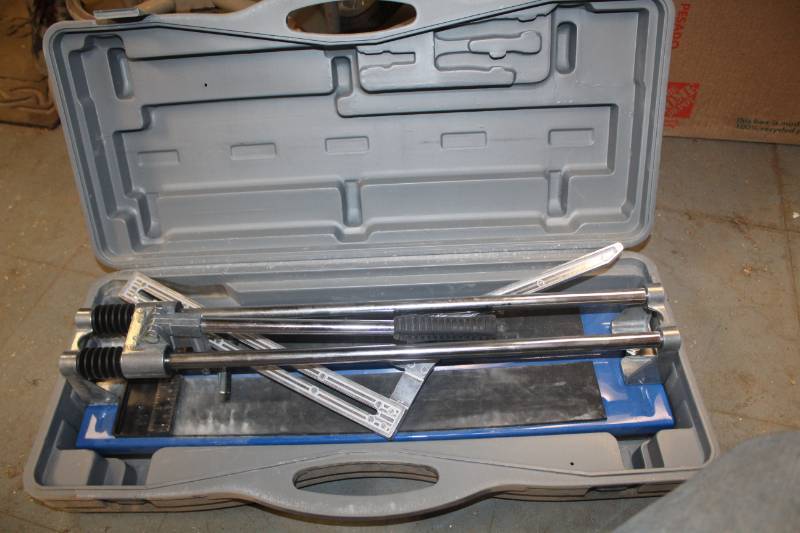 lot 608 image: Vitrex 17.5in Tile Cutter w Case