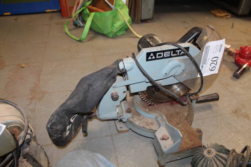 lot 620 image: Delta 10in. Compound Miter Saw