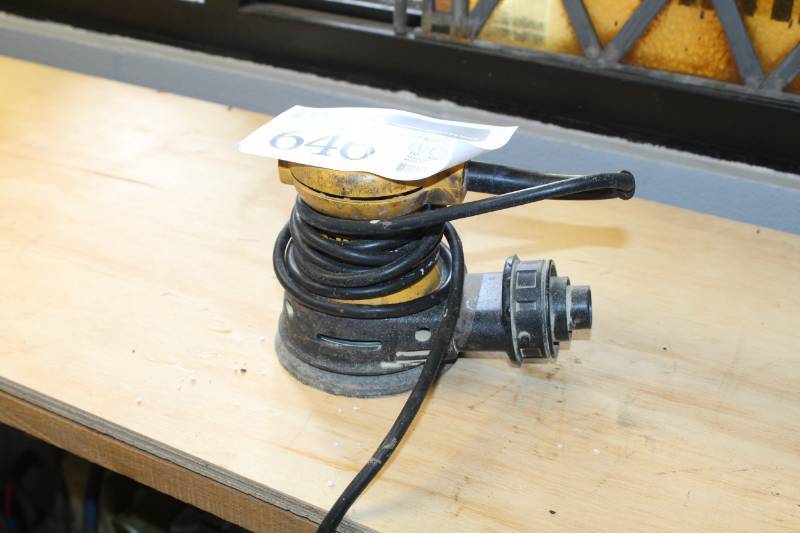 lot 646 image: DeWalt Random Orbit Palm Sander