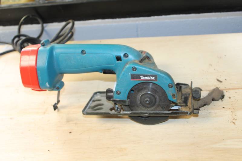 lot 632 image: Makita 12VDC Cordless 3-38in. Circular Saw