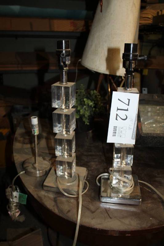 lot 712 image: Table Lamp