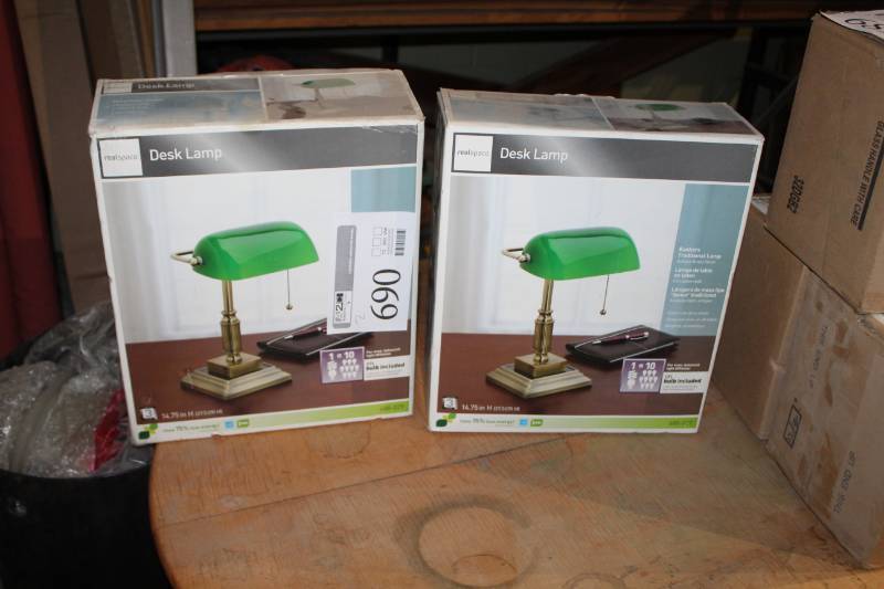 lot 690 image: Lot of (2) Desk Lamps