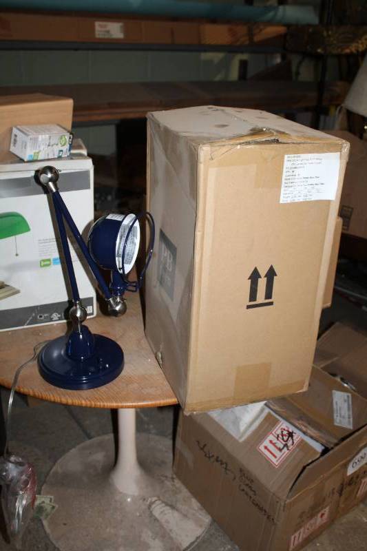 lot 687 image: Lot of (2) Desk Lamp