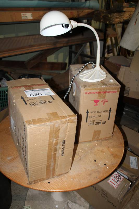 lot 686 image: Lot of (2) Desk Lamp