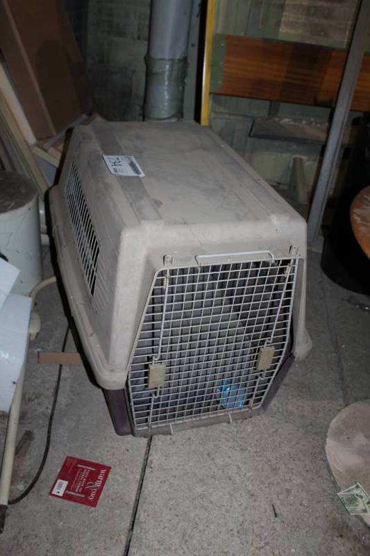 lot 734 image: Pet Kennel