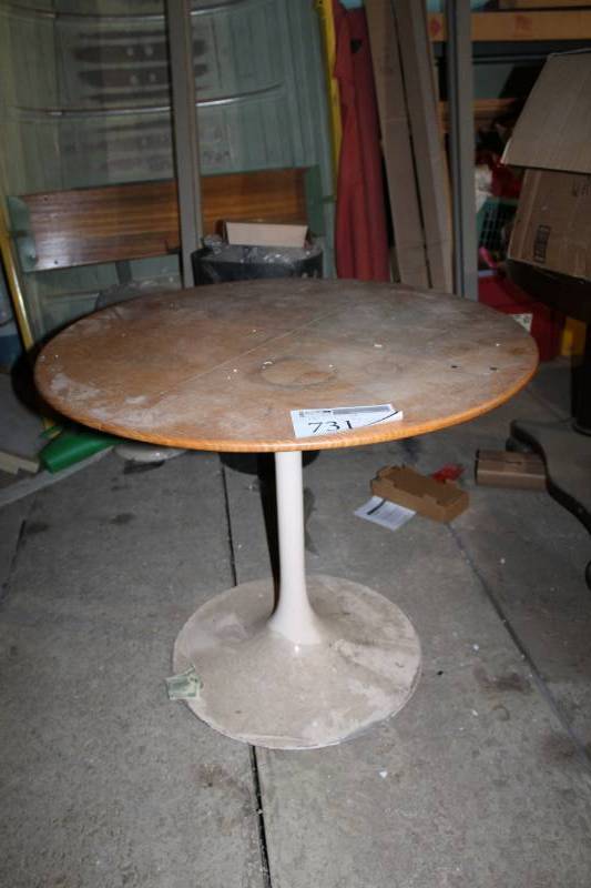 lot 731 image: Round Table