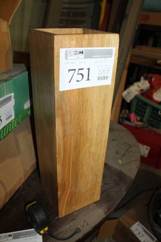 lot 751 image: Wood Vase