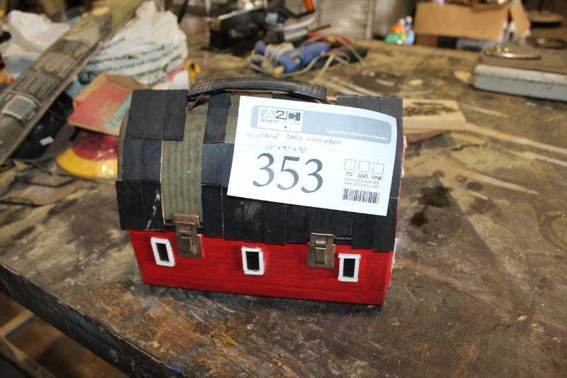 lot 353 image: Vintage Barn Lunchbox