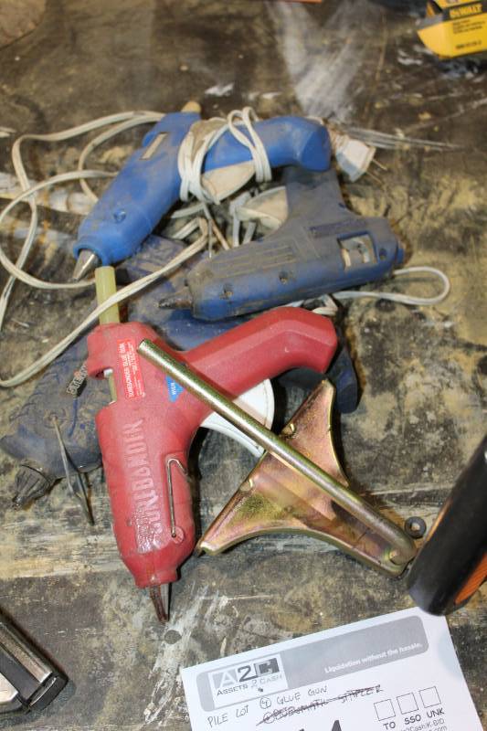 lot 364 image: Lot of (4) Glue Guns