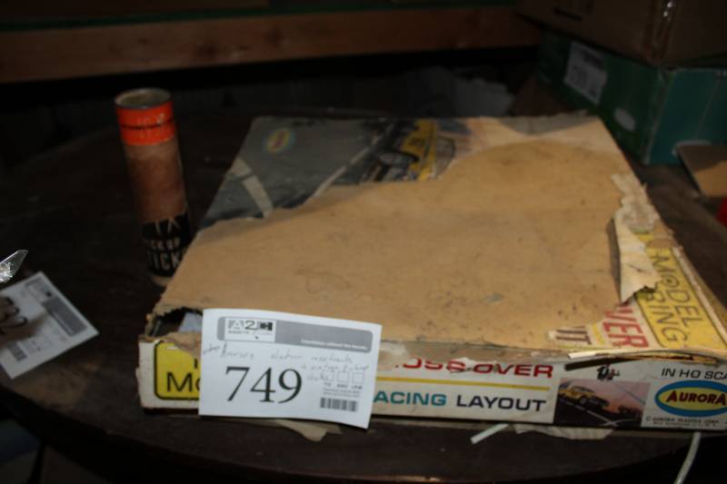 lot 749 image: Vintage Aurora Cross Over HO Electric Race Track, Pickup Sticks