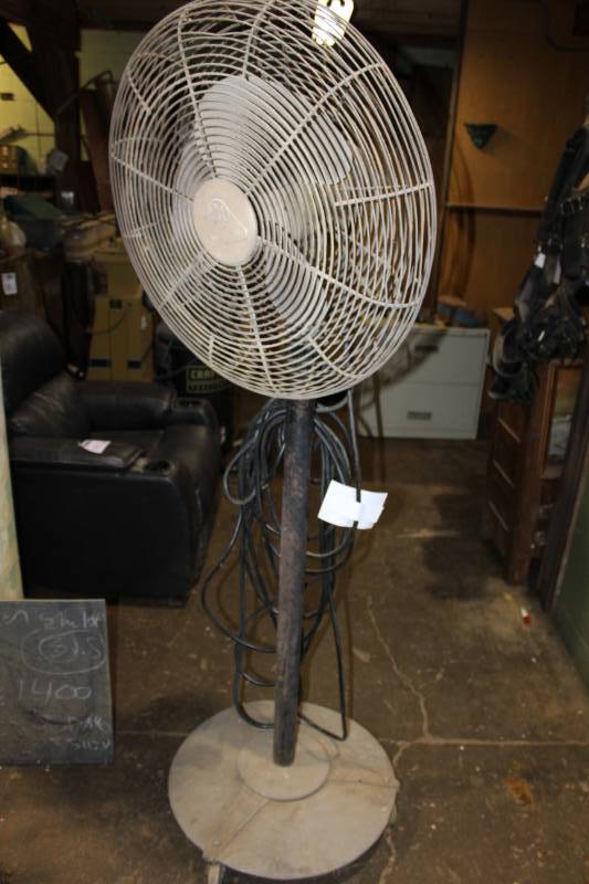 lot 426 image: Hunter Industrial Floor Fan