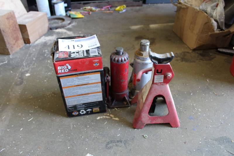 lot 419 image: Lot of (2) 20-Ton Bottle Jacks, Jack Stand