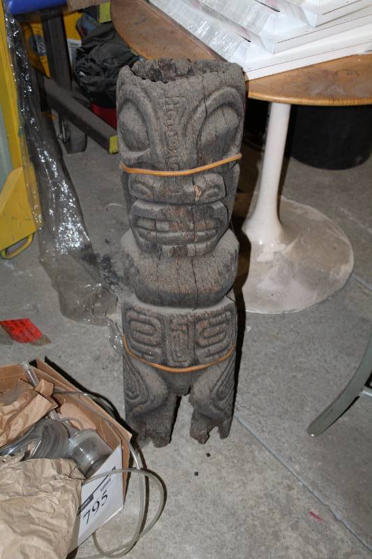 lot 785 image: Totem Pole