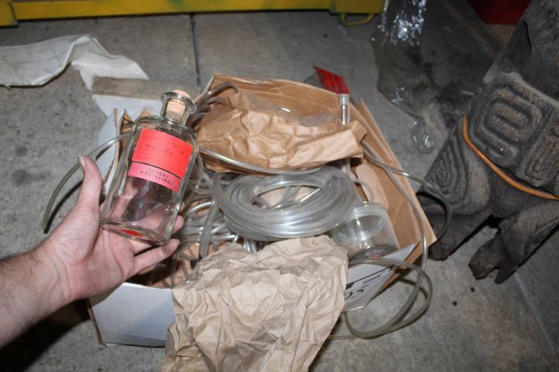 lot 795 image: Science Equipment, Tubes, Containers