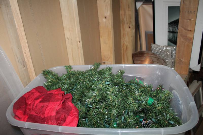 lot 802 image: Christmas Dcor