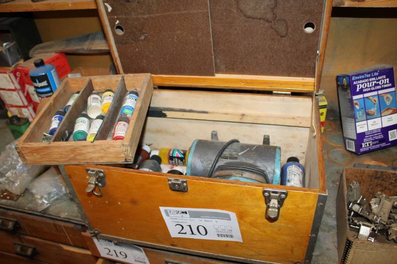 lot 210 image: Airbrushing Kit w Wood Case, Paint, Penncraft 6101 Diaphragm Compressor