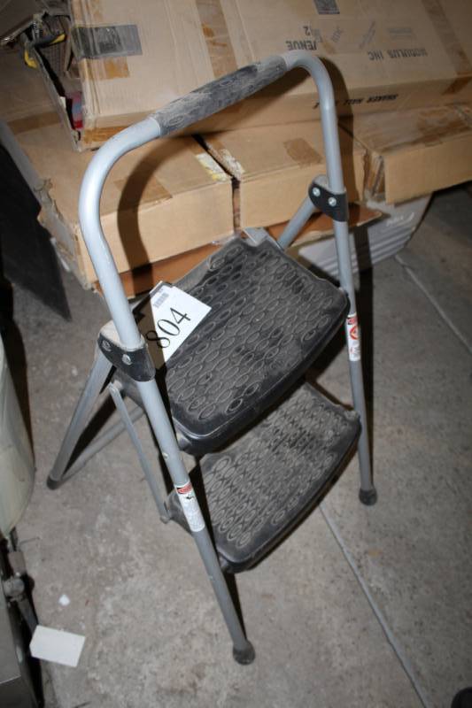 lot 804 image: 2-Step Ladder
