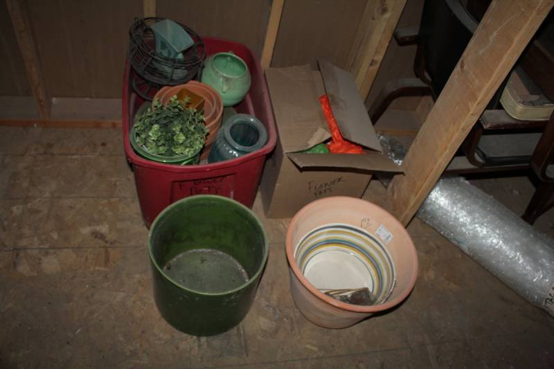lot 814 image: Flower Pots