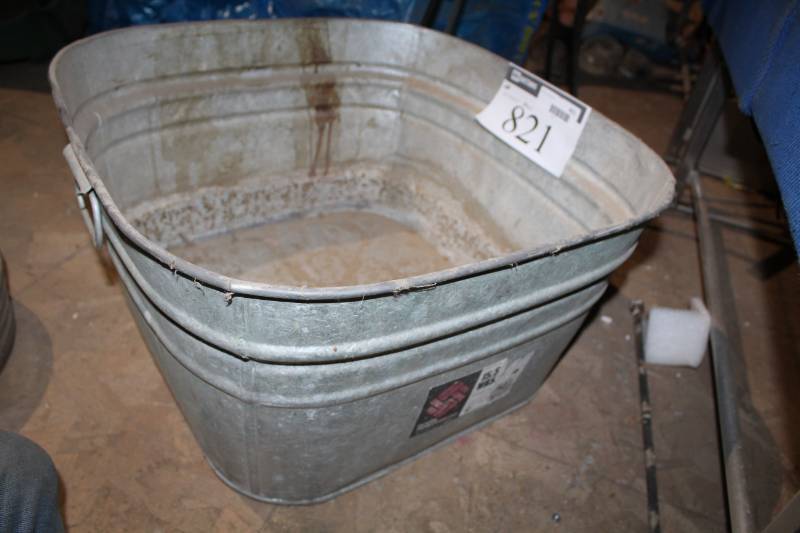 lot 821 image: Metal Wash Basin