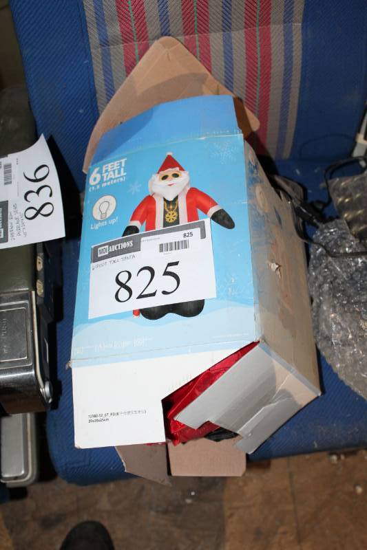 lot 825 image: Santa Claus Dcor